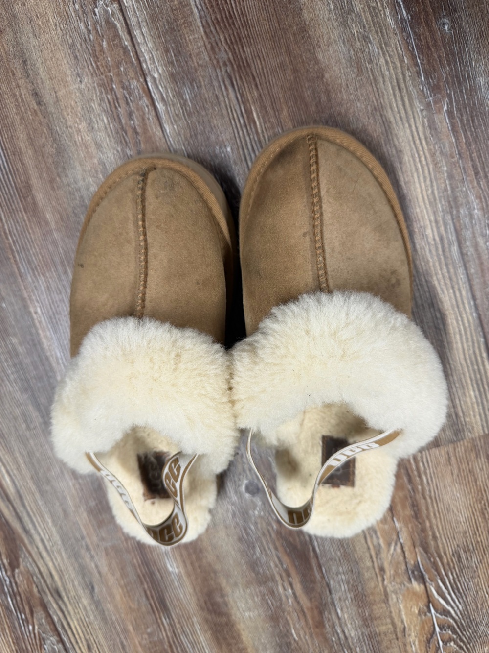 UGG slippers in tan size 4 (women’s 5.5)